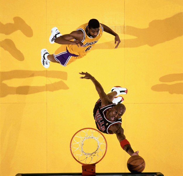 那些年科比单挑詹姆斯,回顾那些年科比的黑肘