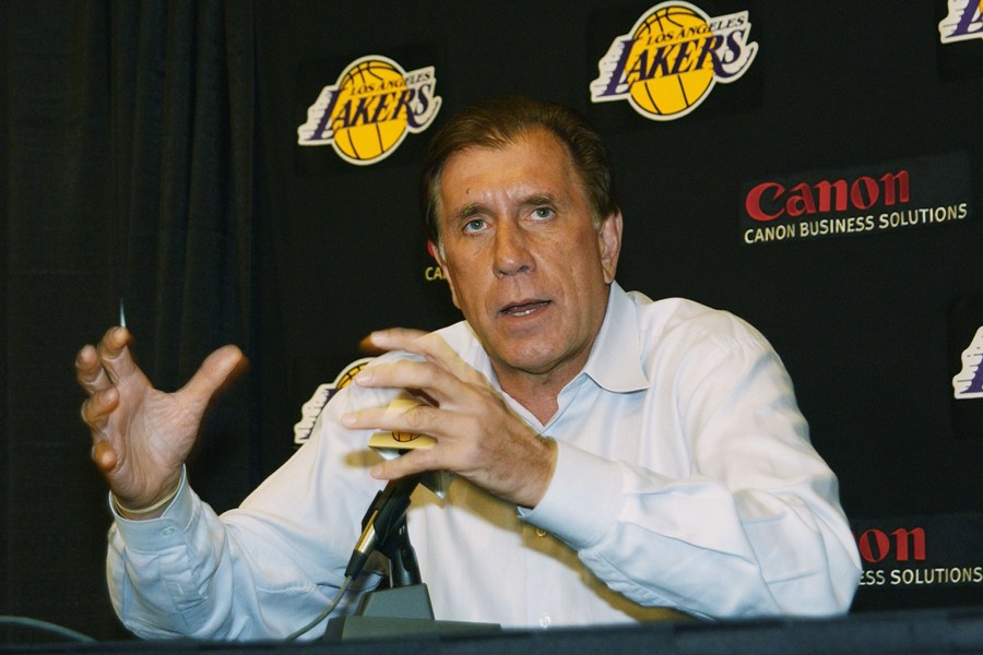 那些年科比单挑詹姆斯,回顾那些年科比的黑肘