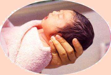 新生儿出生抱给家属,新生儿出院谁抱回家合适