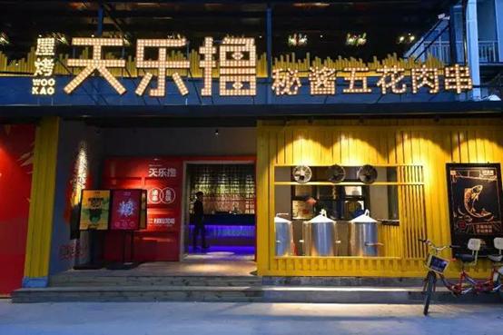 撸串啤酒完美诠释着夏天,撸串喝酒青春不朽