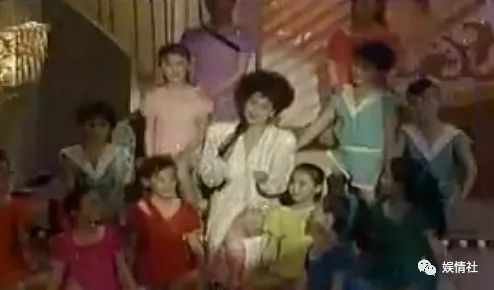 被骗八千万,被得意门生告,送丈夫跑车致其丧命,农场养鸭了余生