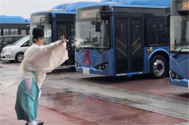 日本人也迷信，数十辆比亚迪K9进口日本，请阴阳师祈福！