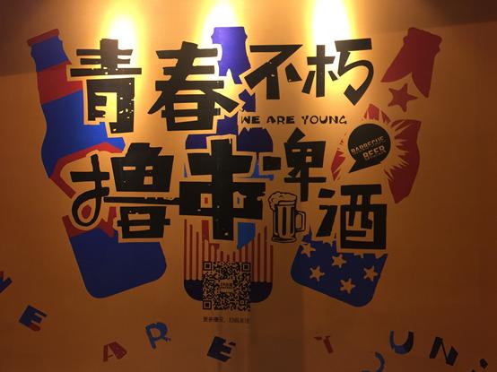 撸串啤酒完美诠释着夏天,撸串喝酒青春不朽