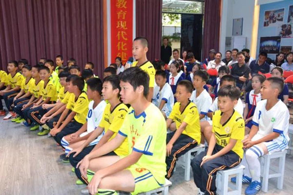 龙湖区开启校园足球新时代！国足名将出谋献策