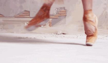 跳舞大腿内侧肌肉拉伤,跳舞肌肉拉伤了怎么安慰