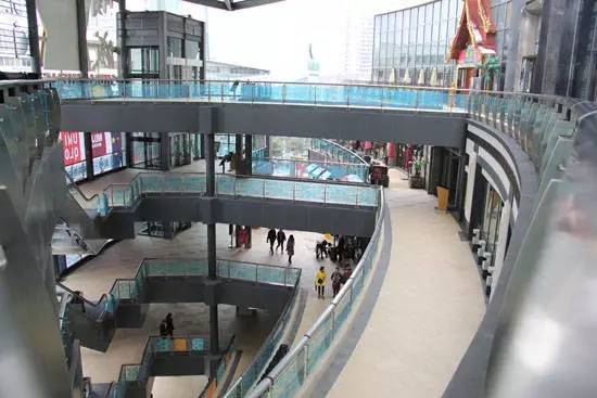 逛街购物的人少了,现在逛街的人越来越少了