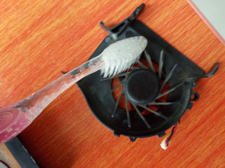 笔记本电脑怎么清理灰尘换硅脂,笔记本电脑清灰换硅脂教程