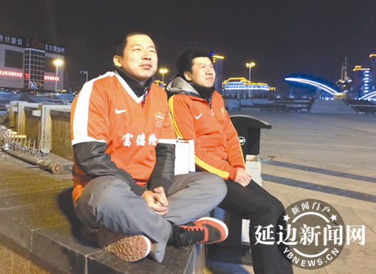 在饭店在酒吧在广场延边球迷共度足球之夜