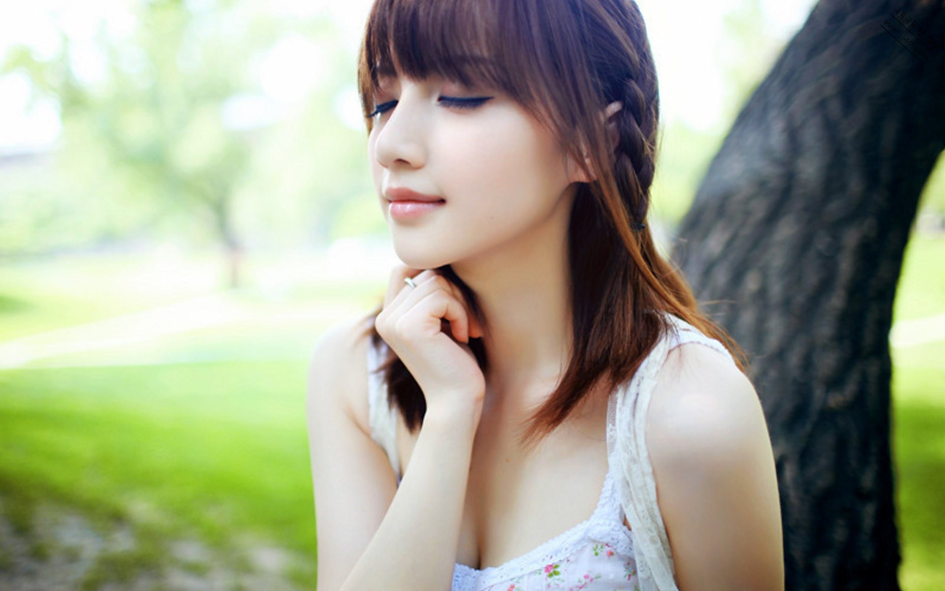 脸上密密麻麻的小疹子又红又痒,脸颊起疹子痒是怎么回事