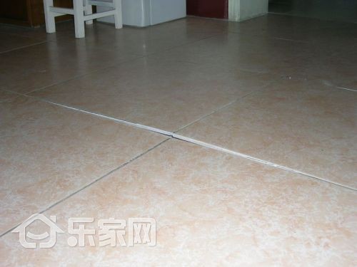 卫生间地面瓷砖鼓起来怎么补救,家里的瓷砖鼓起来怎么办