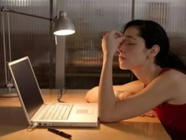 偏头痛刮痧眼睛有点肿了,眼睛干涩刮痧刮哪里