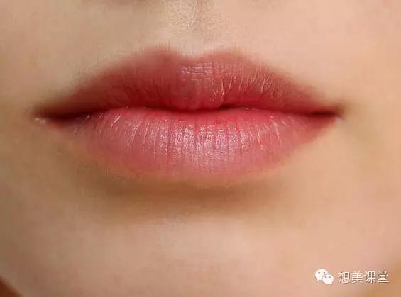 不用整形也可以轻松拥有M字唇啦！