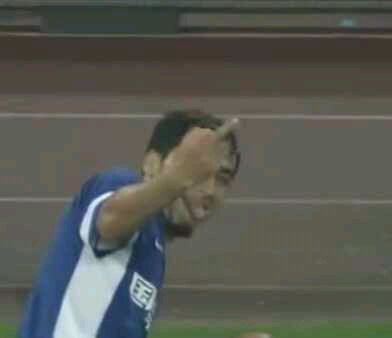 他亚冠“一球成名”,竖中指遭处罚,国奥队中展血性!