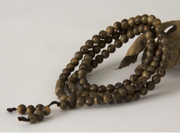 沉香佛珠老手串鉴别真假方法,真假越南沉香手串图片鉴别