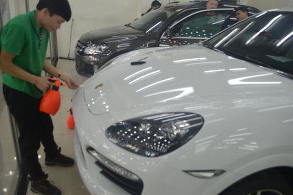 卡宴车窗玻璃划痕是怎么造成的,卡宴剐蹭了会不会有警告