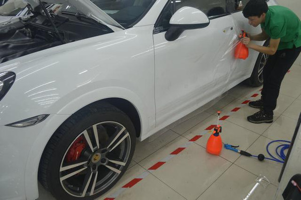 卡宴车窗玻璃划痕是怎么造成的,卡宴剐蹭了会不会有警告