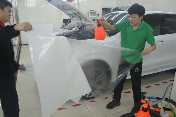 卡宴车窗玻璃划痕是怎么造成的,卡宴剐蹭了会不会有警告