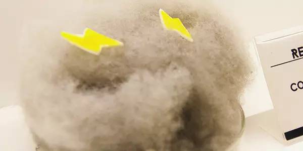 拿着蛋筒冰淇淋视频,手拿冰淇淋原视频