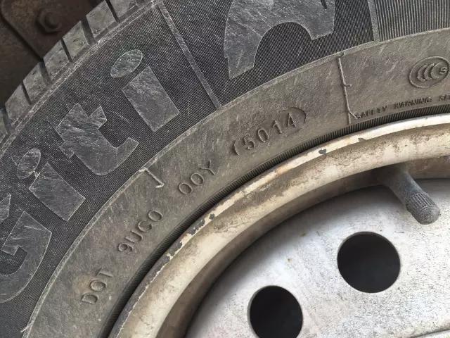 惊悚！租车旅行，竟然租到事故车，居然连机舱、底盘都撞过！