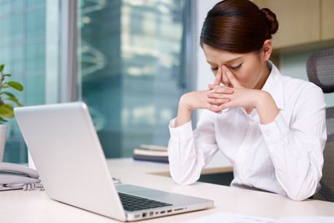 偏头痛刮痧眼睛有点肿了,眼睛干涩刮痧刮哪里