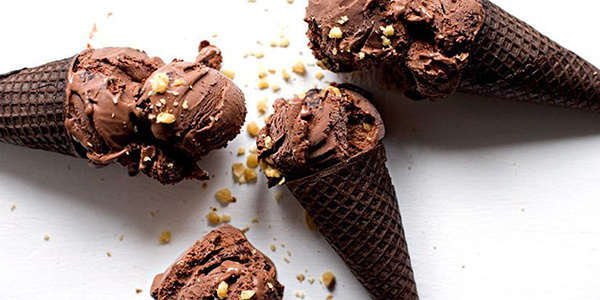 拿着蛋筒冰淇淋视频,手拿冰淇淋原视频