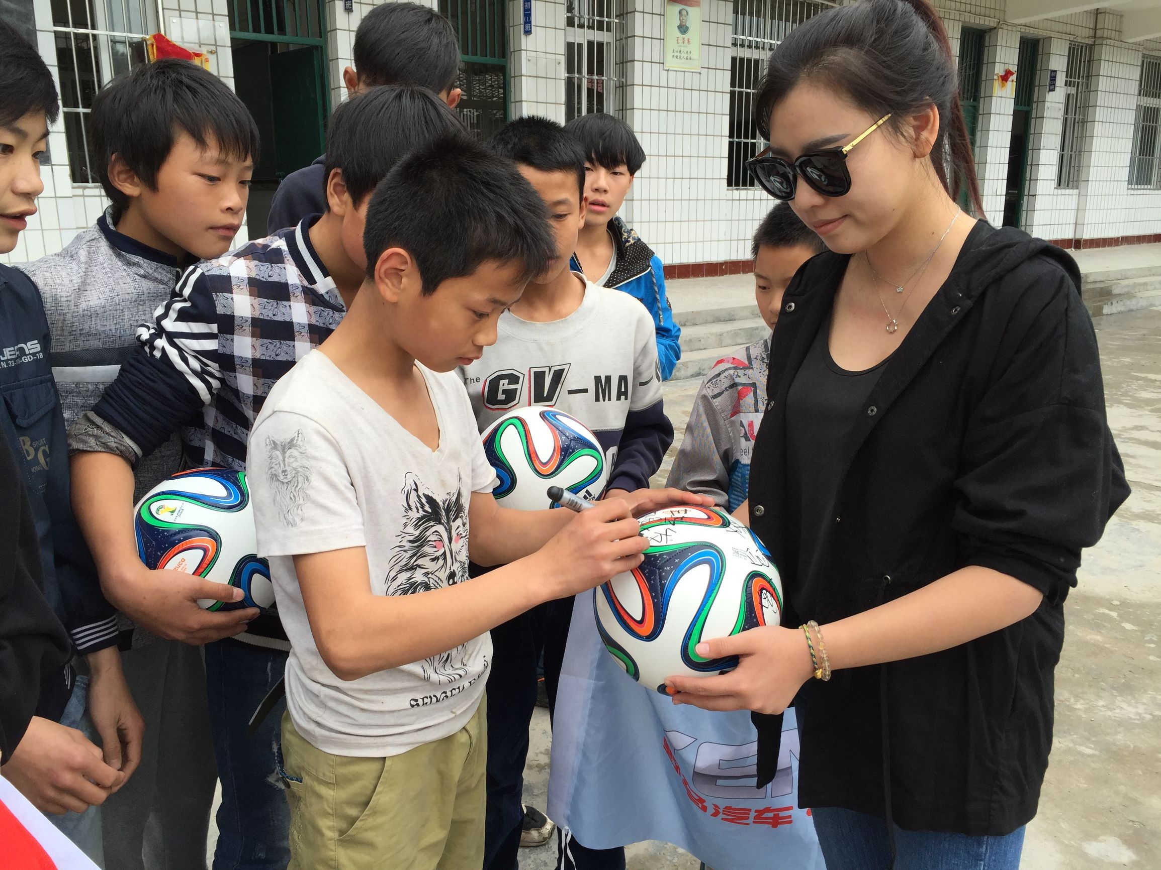 中国前国脚教孩子,前国家队足球队员教小孩