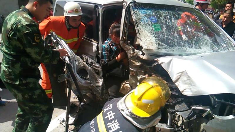 面包车撞树被卡,汉中面包车撞小轿车