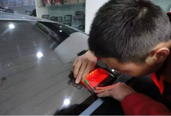 汽车贴膜原车膜不撕下来可以贴吗 (普通车膜贴膜价格一览表2021)