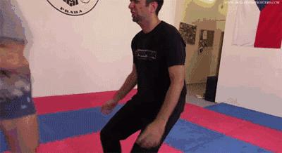 歹徒袭击自己怎么防身,女人遇到歹徒如何自救