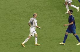 生活中他是一个凡人，足球场上他却是个神话！