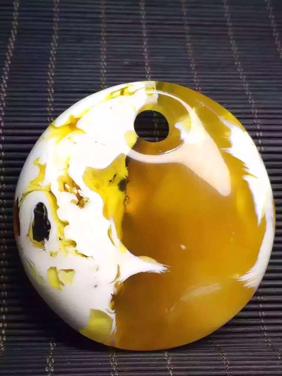 琥珀蜜蜡飘花怎么鉴别真假,蜜蜡琥珀的真假鉴定