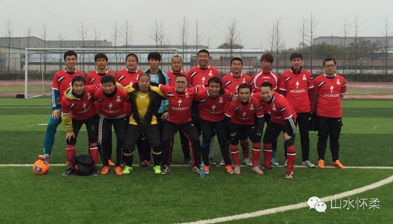 所有人别再拘于眼前的苟且，怀柔首届业余⚽联赛即将开赛，我们在寻找爱⚽的你，还不赶紧跳到球场来？