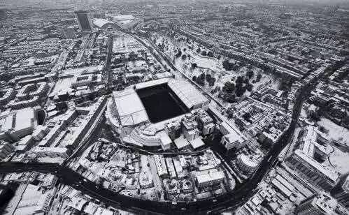 看他们正在踢足球是什么时态,当我们看足球时我们在看什么