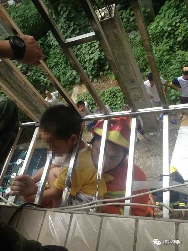 小孩不小心被卡住了,宝宝不小心被东西卡住了