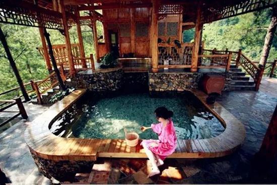 冬日里的温泉最暖心,冷天最适合泡温泉有益身体健康