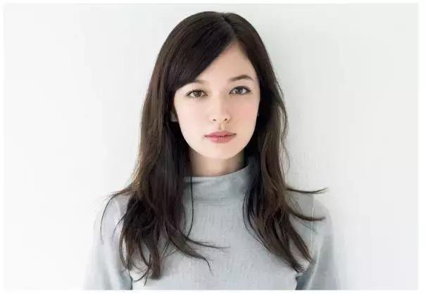 刘海半长不短简单处理视频,刘海特别短怎么拯救不用假发