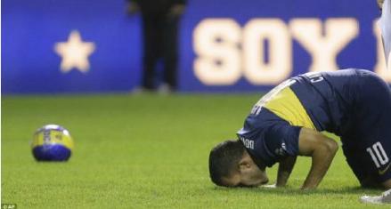 张艺兴亲吻视频,张艺兴双膝跪地舞台