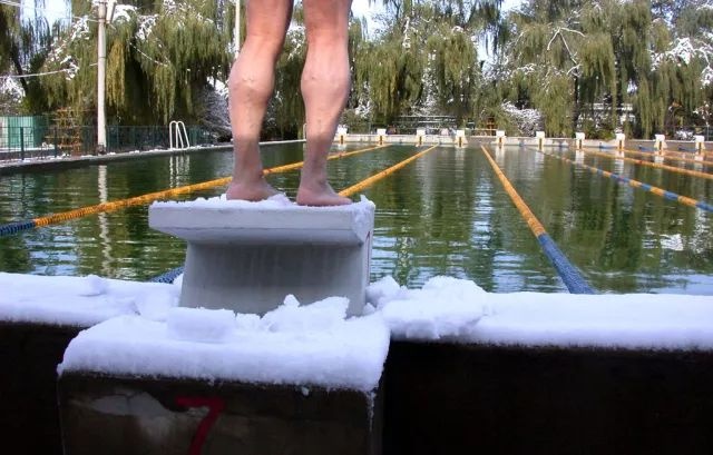 在寒冷的冬季运动时应该注意什么,在寒冷的地方冬天如何御寒