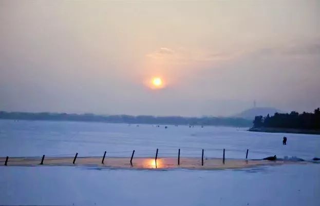 在寒冷的冬季运动时应该注意什么,在寒冷的地方冬天如何御寒