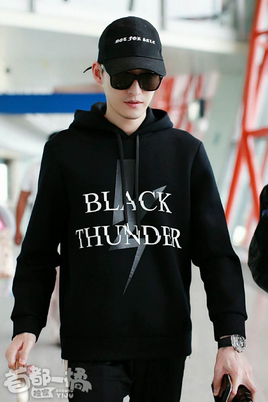 半个娱乐圈都爱的SMFK时尚战袍，和易烊千玺、潘玮柏穿情侣装啦！