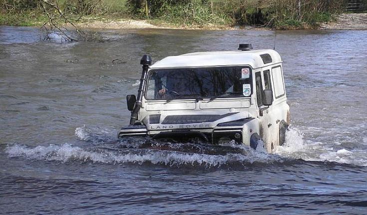 车内积水如何自行处理,怎样处理车内积水