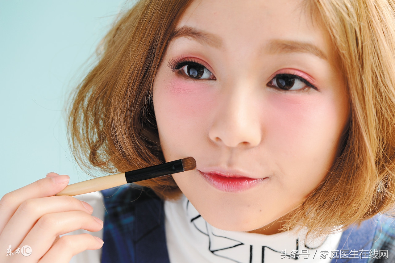 嘴角周围黑黑的一圈是什么原因,嘴角周围比较黑是怎么回事