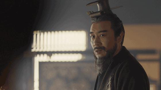 少年曹操跳出来突然指着卡在荆棘丛的袁绍大喊淫贼在此