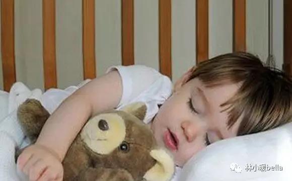 抱睡的宝宝容易醒,抱睡的宝宝几个月有改善