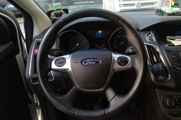 2012福克斯经典款两厢1.8国4,2012福克斯三厢1.6自动风尚版车宽