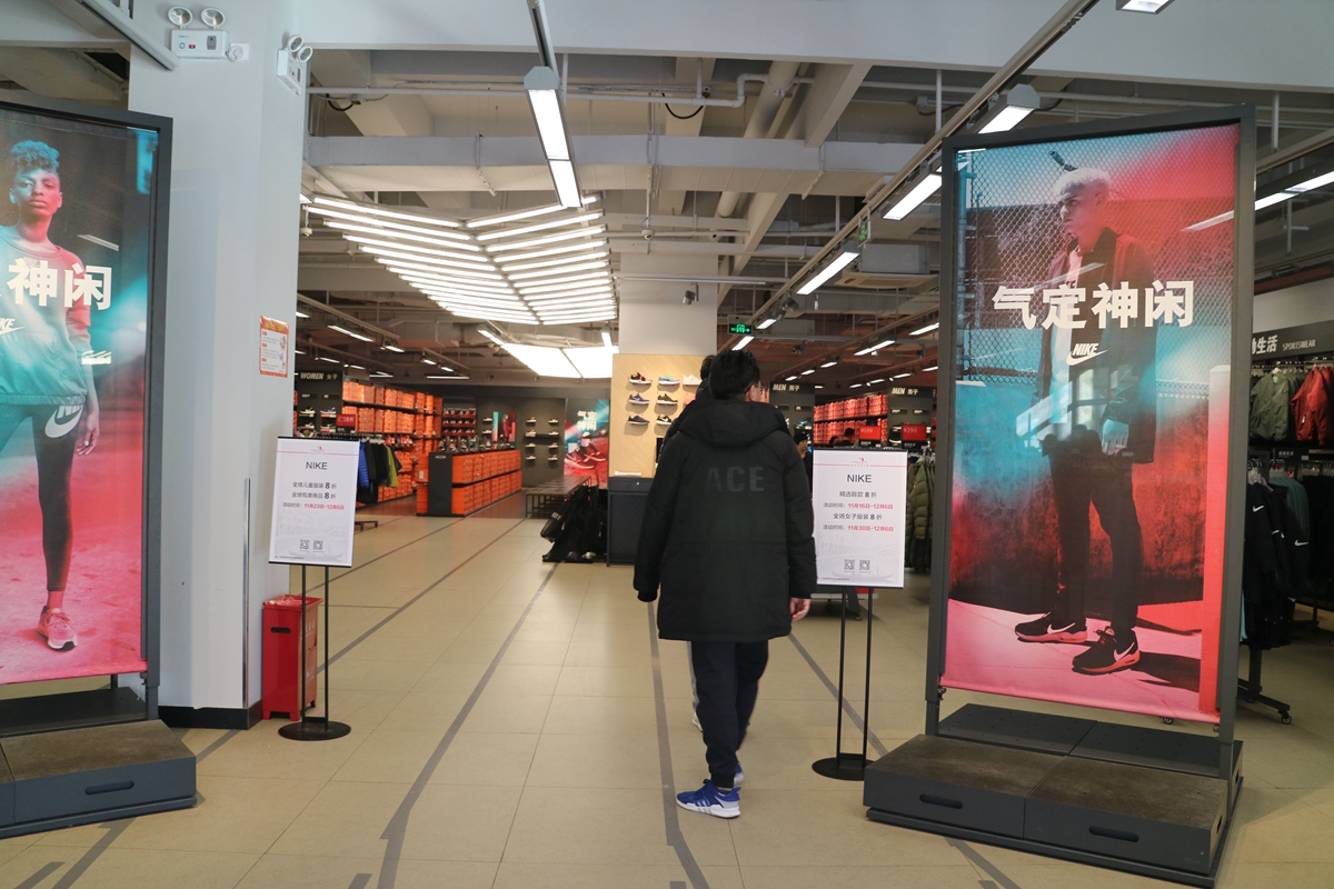 盘点雪天路滑摔倒爆笑场面,自驾游雪地上遇到突发事件