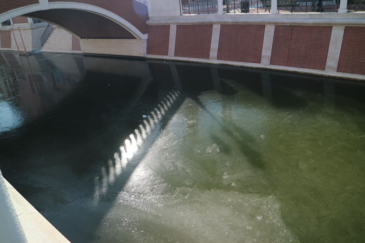 盘点雪天路滑摔倒爆笑场面,自驾游雪地上遇到突发事件