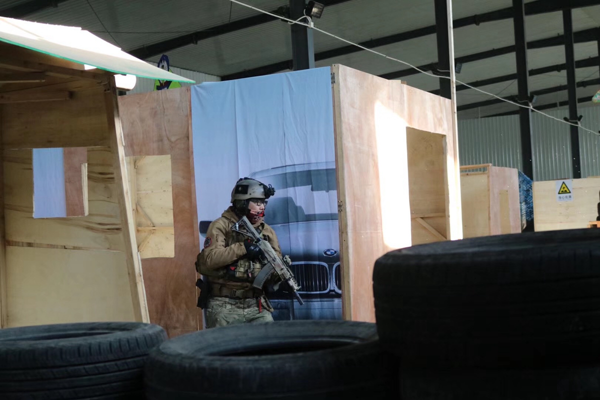 盘点雪天路滑摔倒爆笑场面,自驾游雪地上遇到突发事件