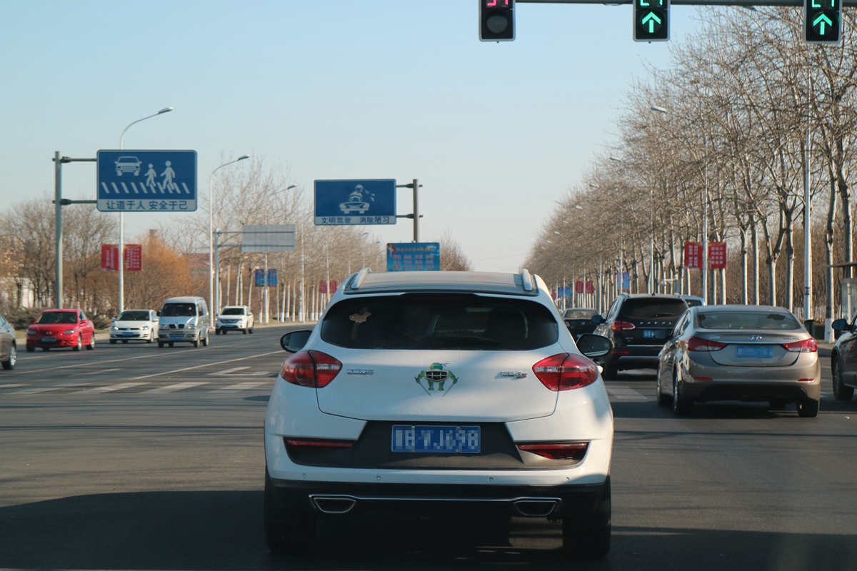 盘点雪天路滑摔倒爆笑场面,自驾游雪地上遇到突发事件