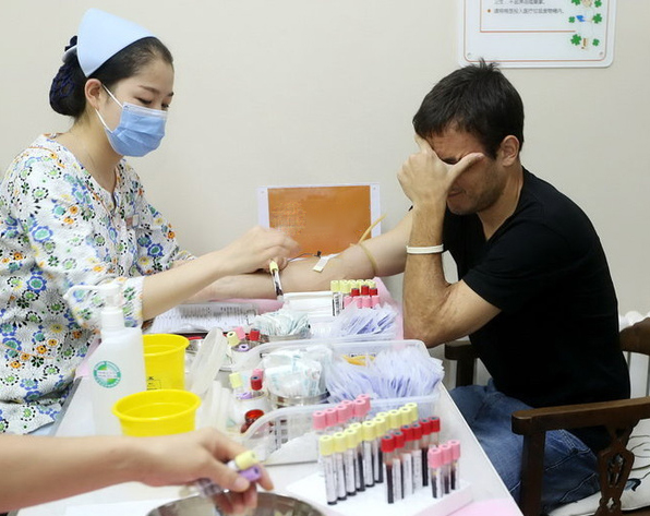 静脉采血后淤青发紫多久能好,抽完血手臂青紫图片